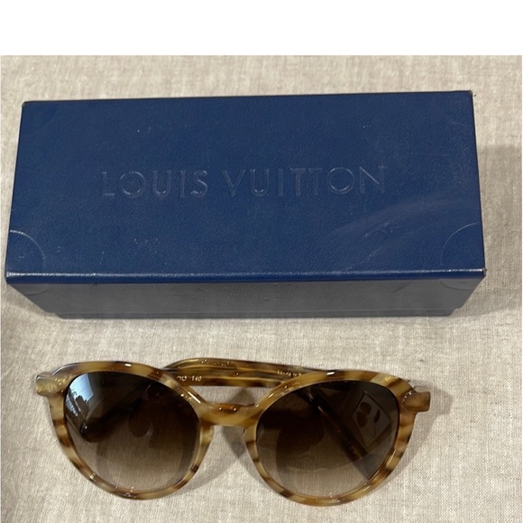 Louis Vuitton Ava Honey Tortoise Sunglasses - Picture 5 of 5